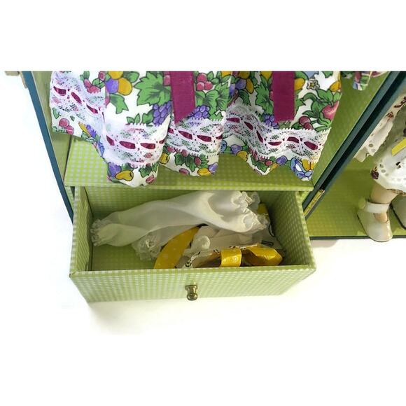 Lasting Impressions Doll Heritage Mint Companion Collection in Carrying Case 12" - Picture 8 of 12